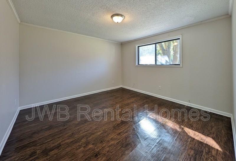 3025 Armstrong St - Photo 6 of 10