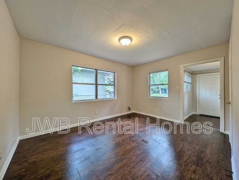 3312 Ernest St - Photo 4 of 9