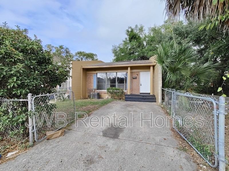 226 Spruce St - Photo 2 of 9