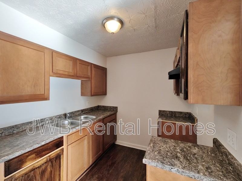 226 Spruce St - Photo 3 of 9