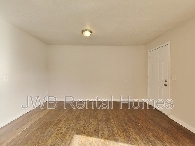 226 Spruce St - Photo 4 of 9