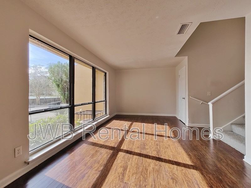 226 Spruce St - Photo 5 of 9