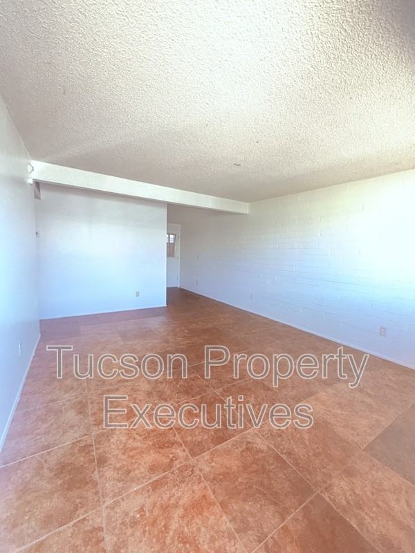 4243 E Lee St - Photo 5 of 15