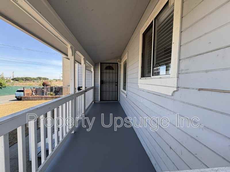 104 E 6th St - Photo 3 of 27