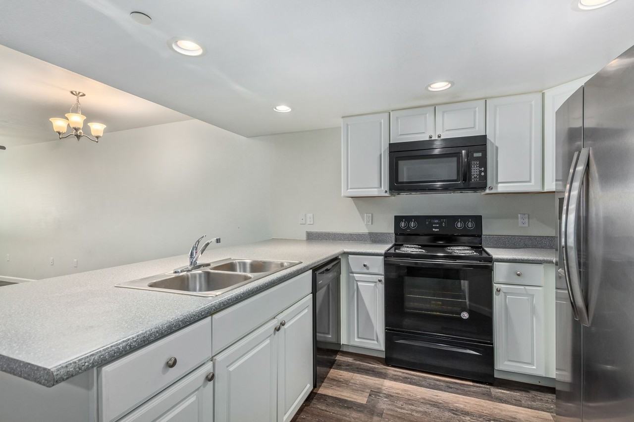 Venture Townhomes on 17th - Photo 5 of 33