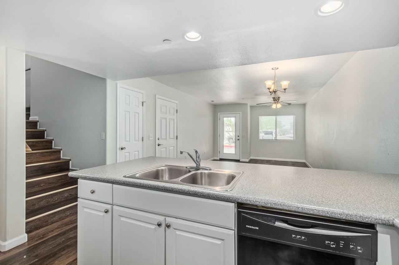 Venture Townhomes on 17th - Photo 6 of 33