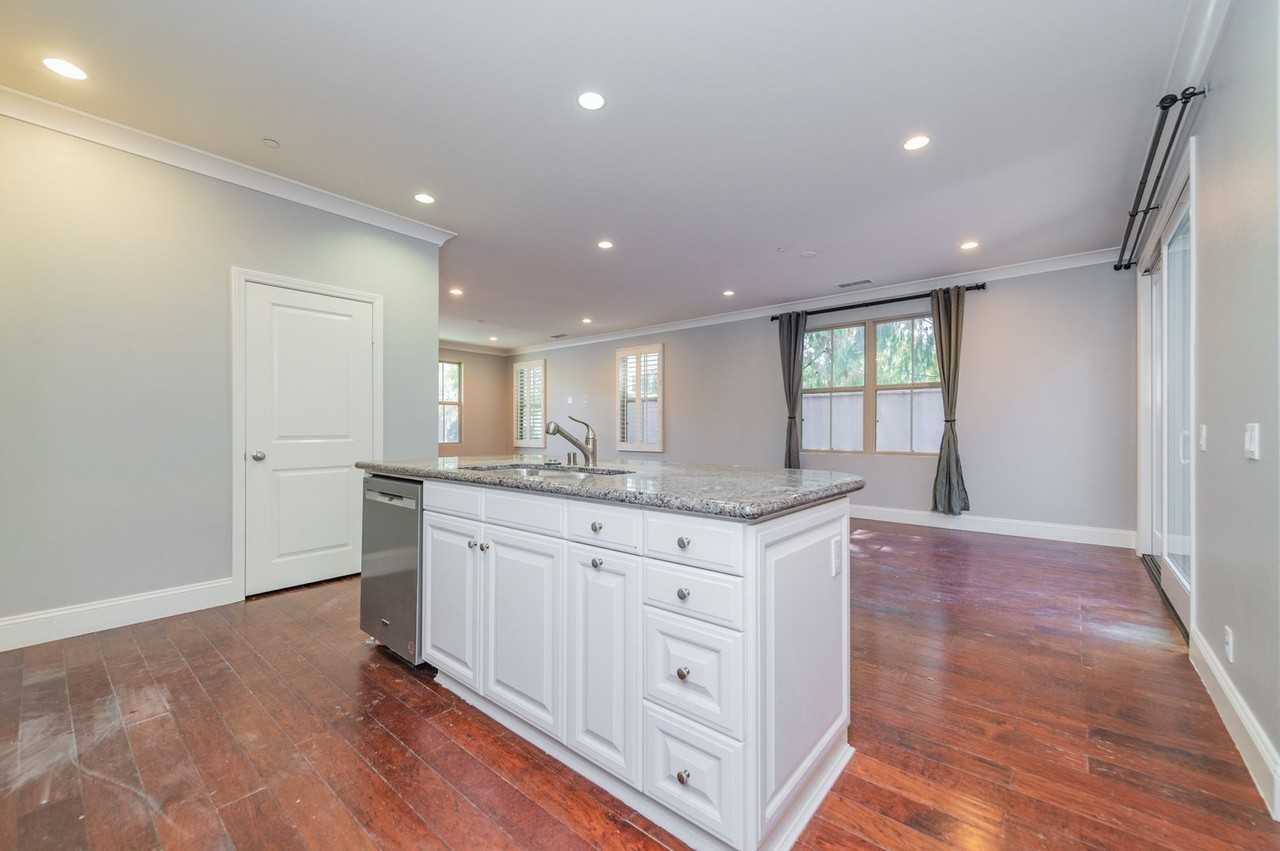 42 Peony - Photo 3 of 34