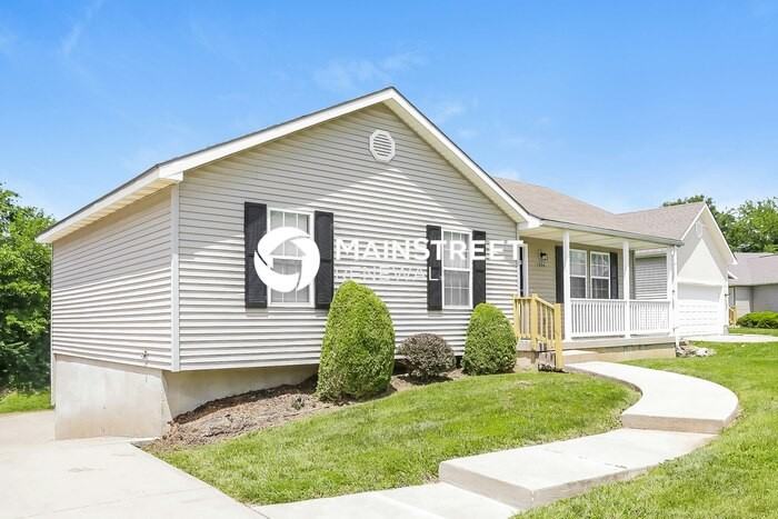 1024 Ne Queens Ct - Photo 4 of 17