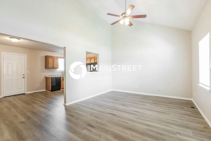 1024 Ne Queens Ct - Photo 5 of 17