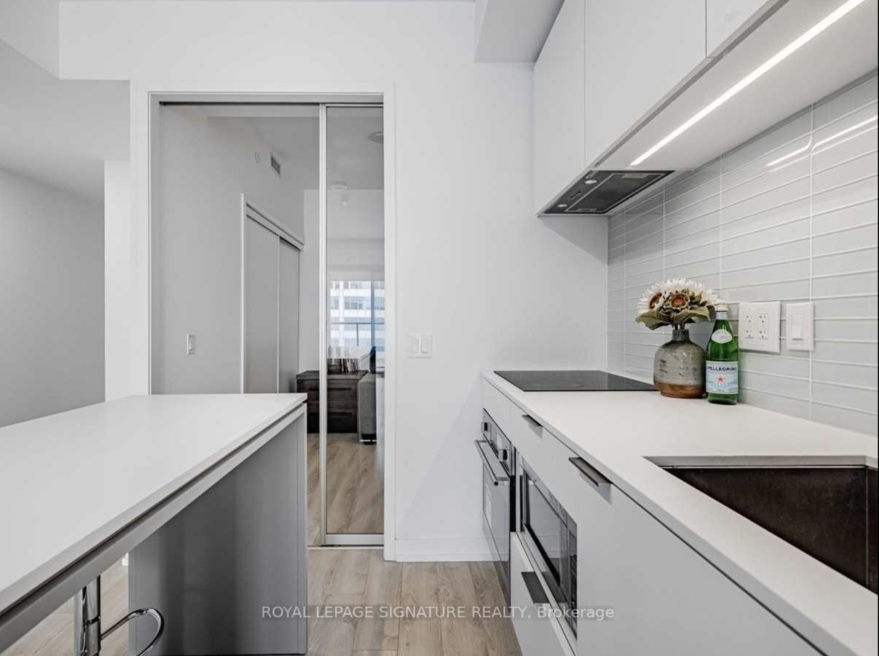 33 Helendale Avenue #707 - Photo 2 of 8