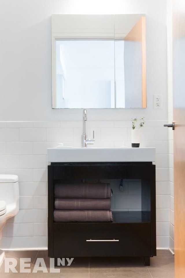 W 54th St #1007 - Photo 4 of 9