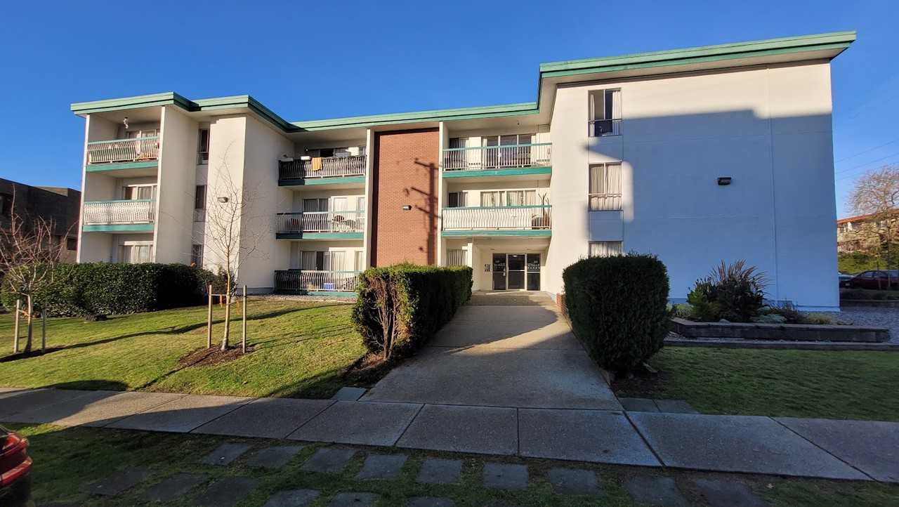 SEYMOUR MANOR - Photo 4 of 8