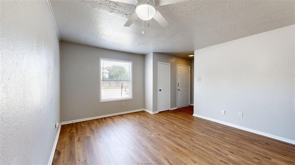 1327 Airline Dr - Photo 4 of 20