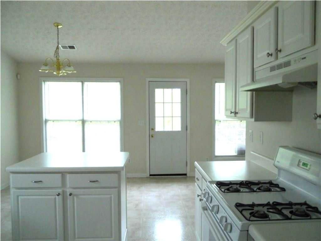 301 Yarbrough Ct - Photo 4 of 11