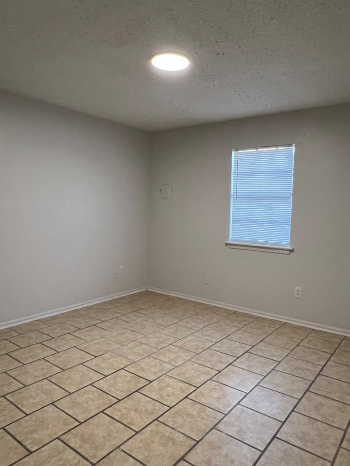 406 Herbert Rd - Photo 7 of 8