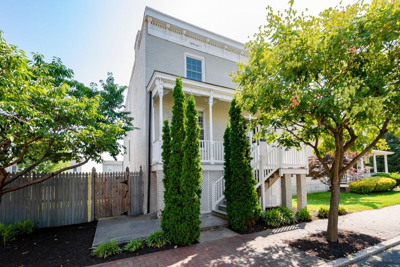 706 Catherine St - Photo 2 of 10