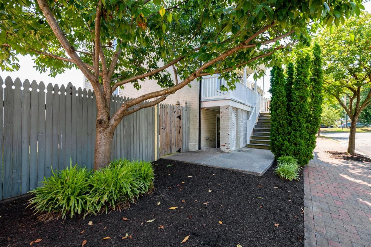 706 Catherine St - Photo 3 of 10