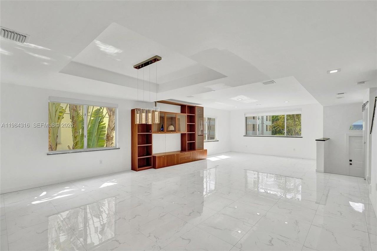 10065 Bay Harbor Ter - Photo 2 of 38