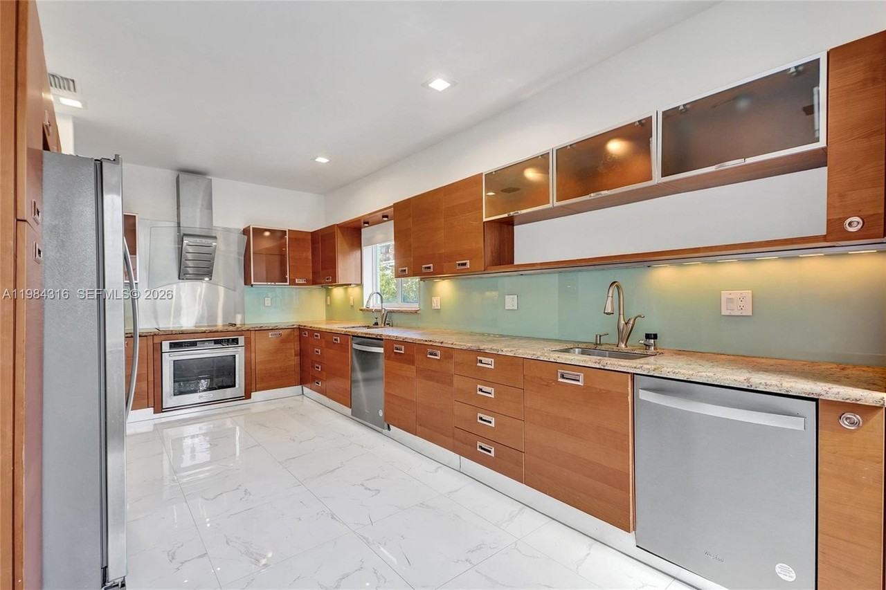 10065 Bay Harbor Ter - Photo 7 of 38