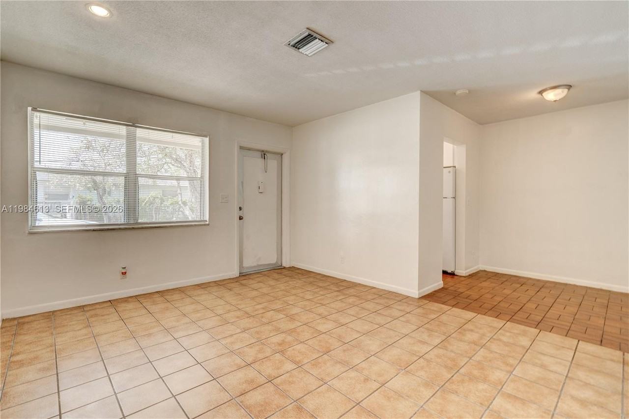 856 Sw 10th St #2 - Photo 7 of 16