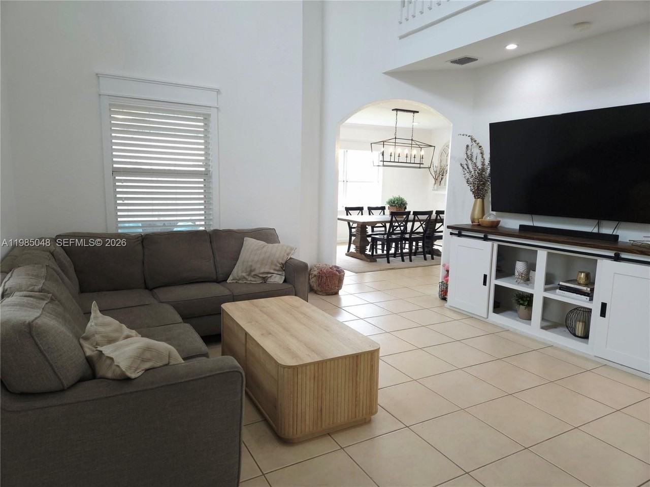 202 Ne 36th Ter - Photo 4 of 50