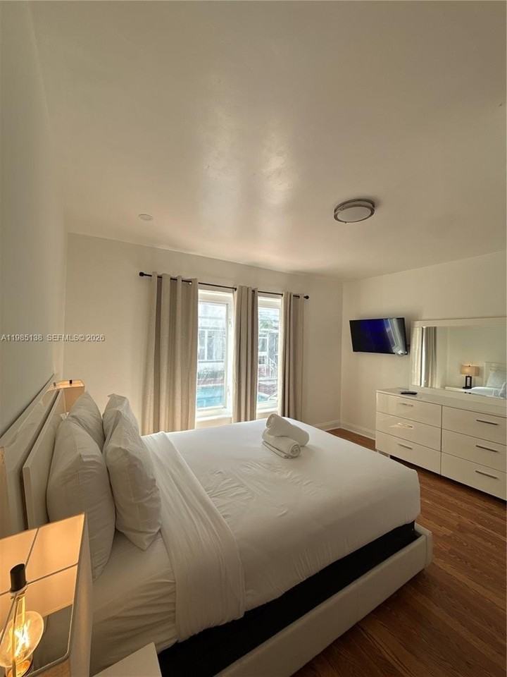 1542 Jefferson Ave #5 - Photo 7 of 18