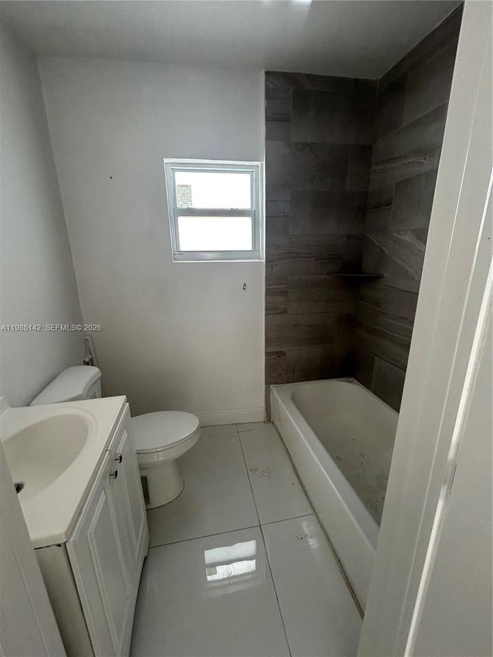 551 Nw 41st St #4 - Photo 7 of 11