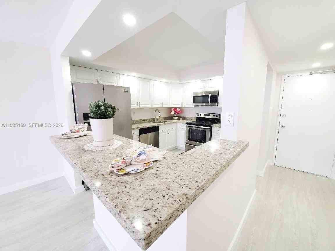 18011 Biscayne Blvd #503 - Photo 5 of 50