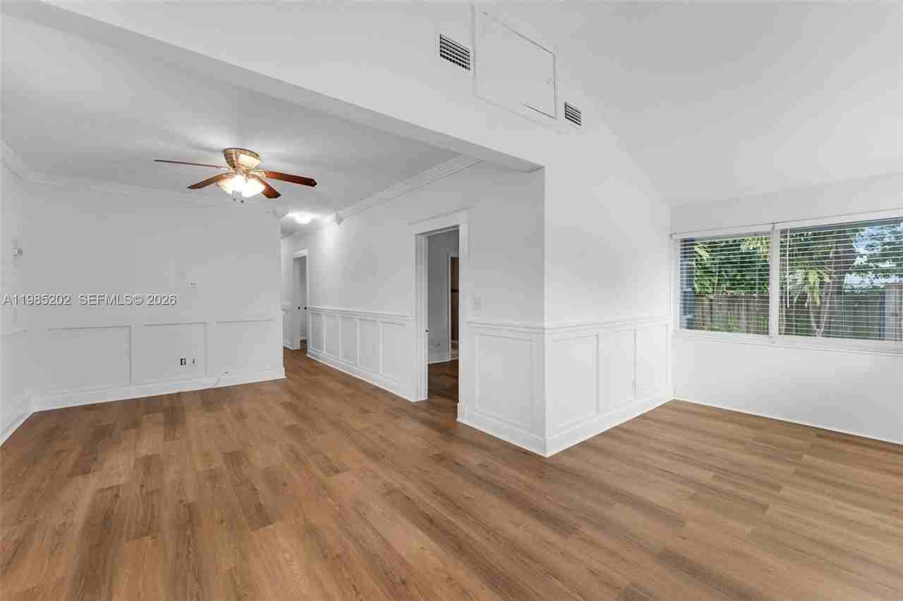 1621 Nw 55th St - Photo 4 of 30