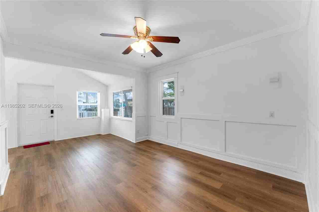 1621 Nw 55th St - Photo 5 of 30