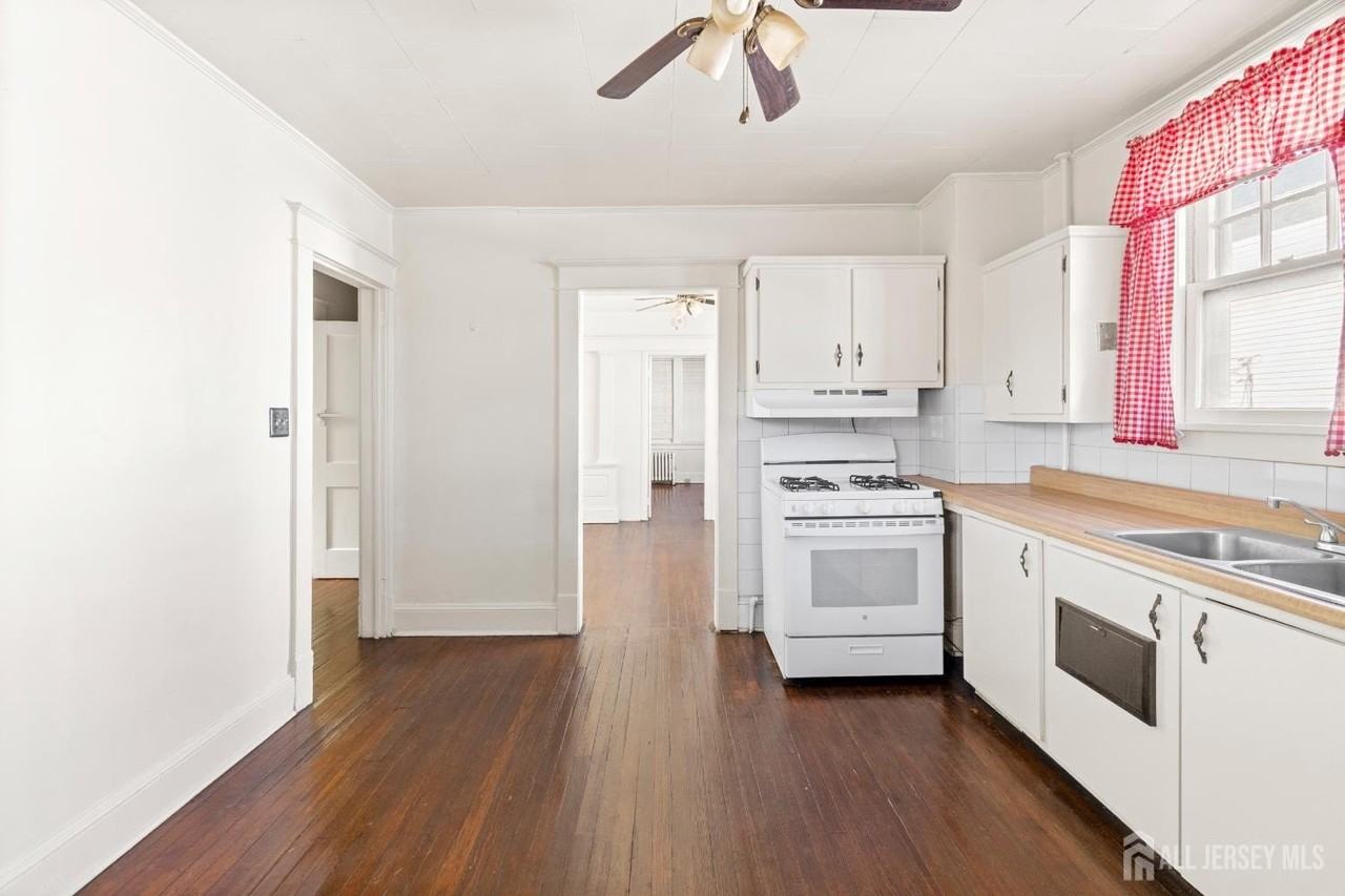 196 Strawberry Hill Ave - Photo 5 of 16