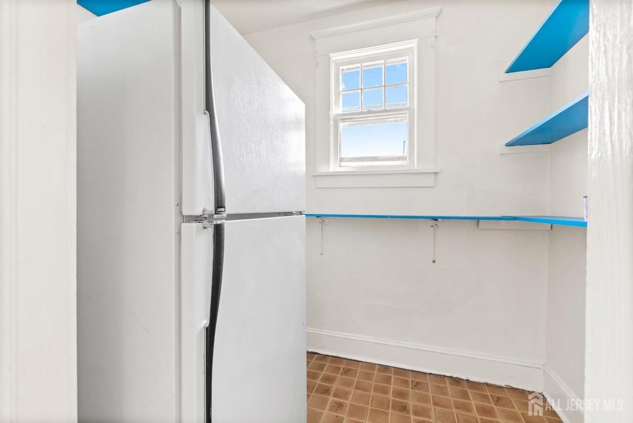 196 Strawberry Hill Ave - Photo 6 of 16