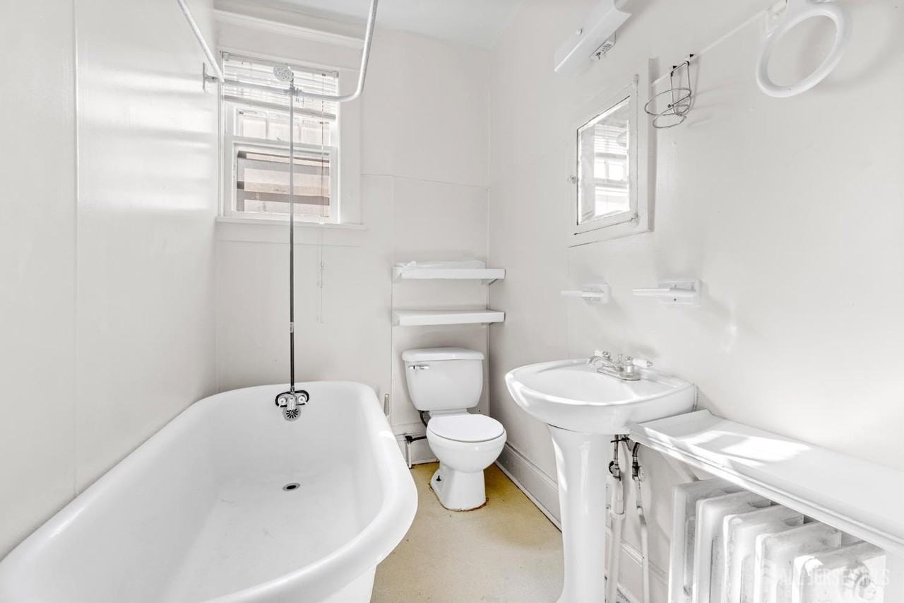 196 Strawberry Hill Ave - Photo 7 of 16