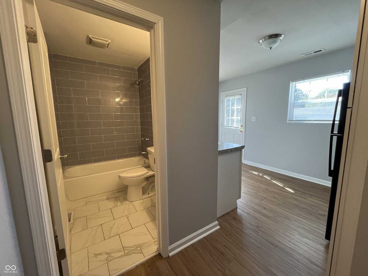 1952 Shelby St Unit B - Photo 4 of 11