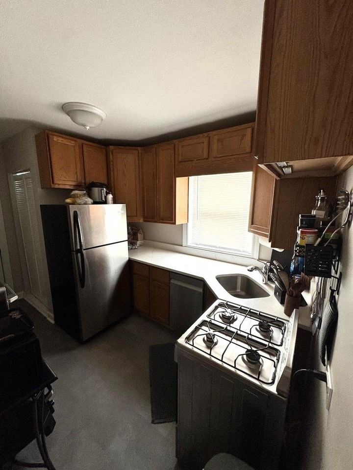 2155 N Kenneth Ave Apt 2 - Photo 6 of 10