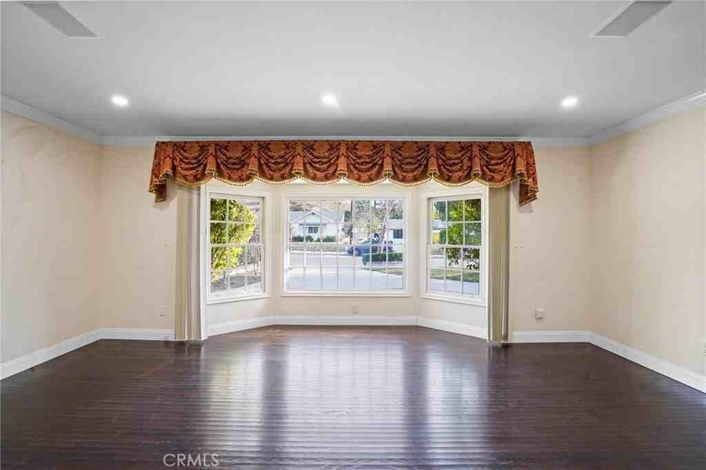 12281 Woodley Ave - Photo 5 of 49