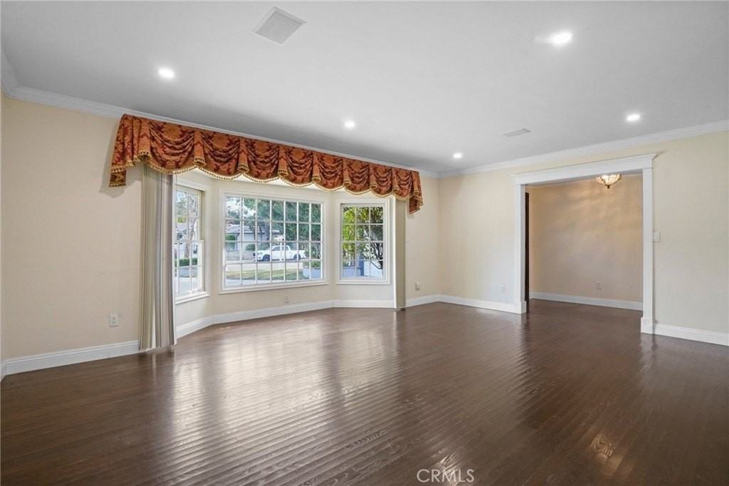 12281 Woodley Ave - Photo 6 of 49