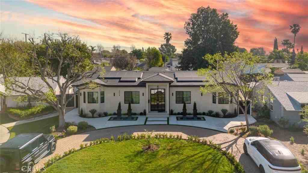 7714 Lasaine Ave - Photo 3 of 50