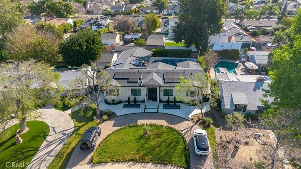 7714 Lasaine Ave - Photo 6 of 50