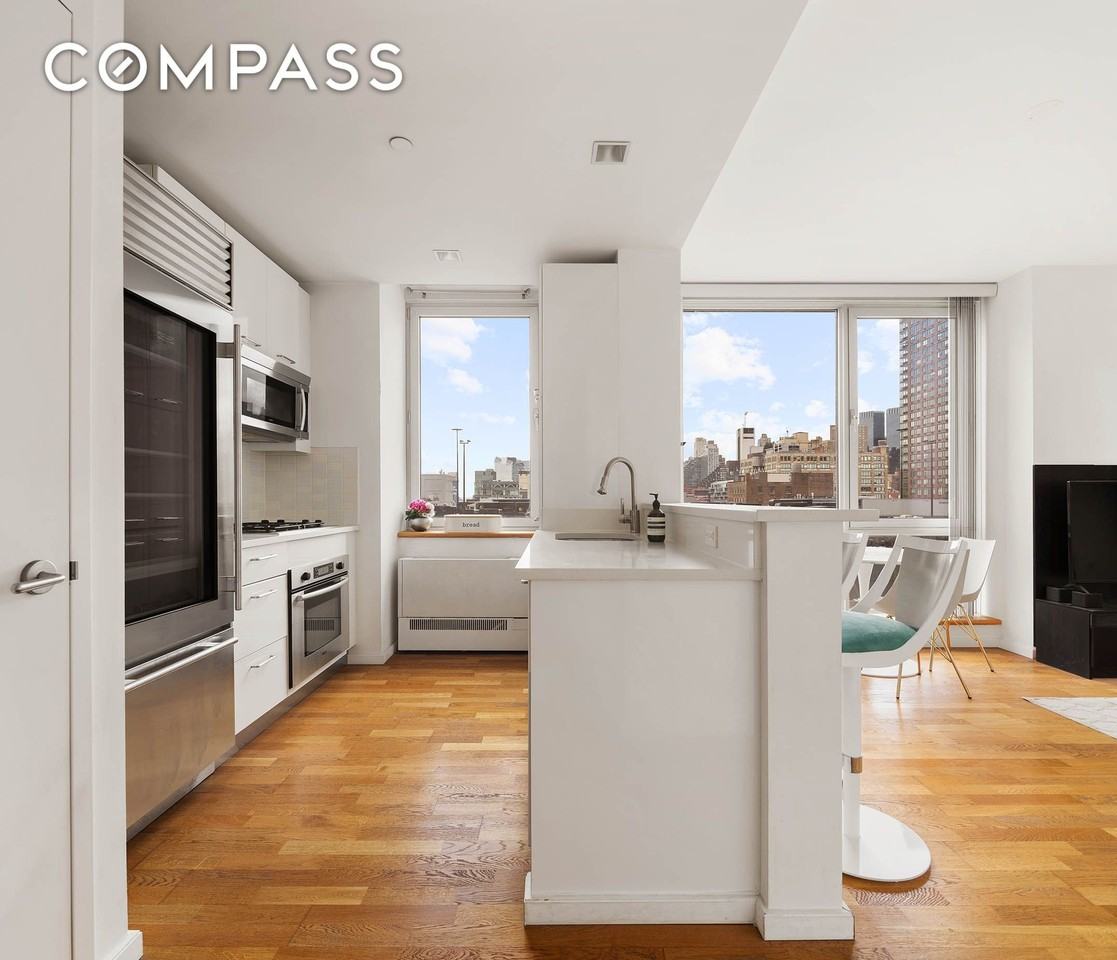 635 W 42nd St #7F - Photo 3 of 7