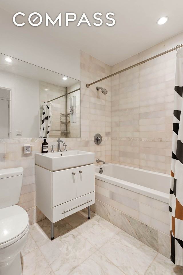 635 W 42nd St #7F - Photo 5 of 7