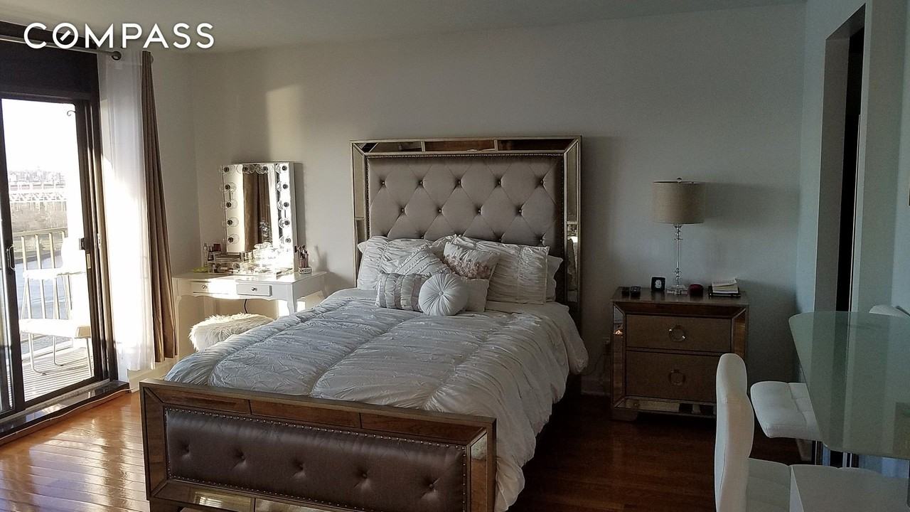 2540 Shore Blvd #21P - Photo 3 of 21