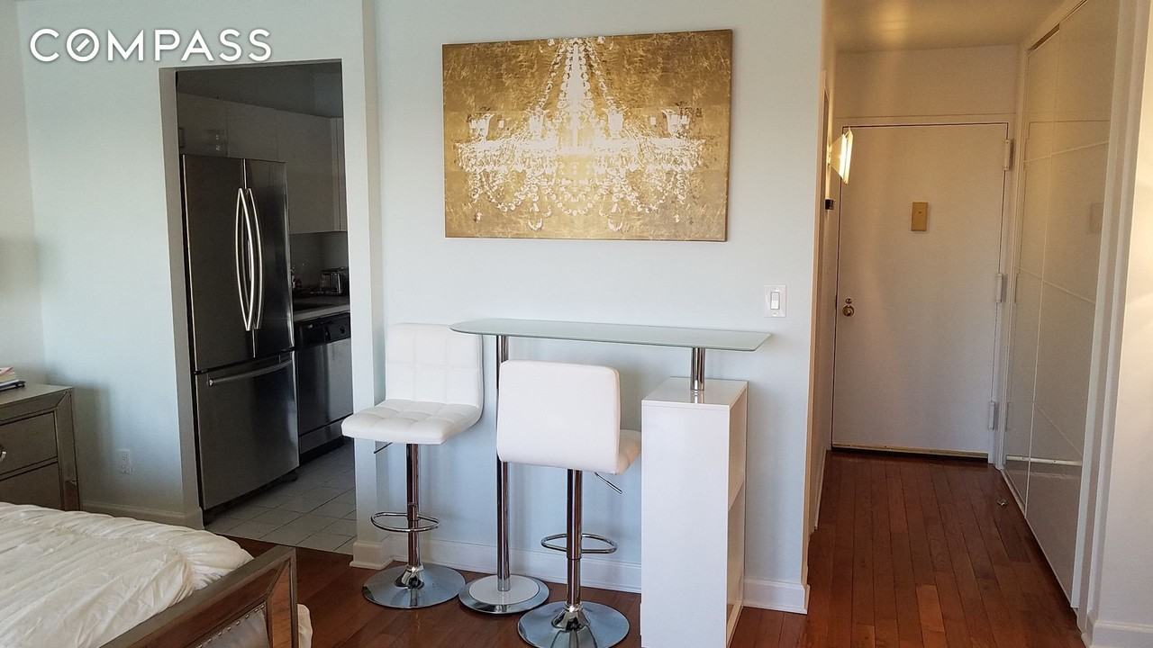 2540 Shore Blvd #21P - Photo 5 of 21