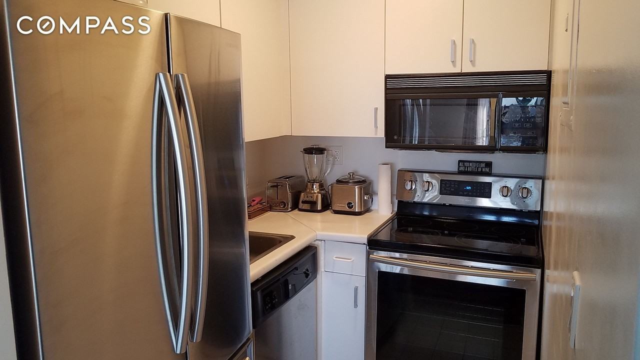 2540 Shore Blvd #21P - Photo 7 of 21