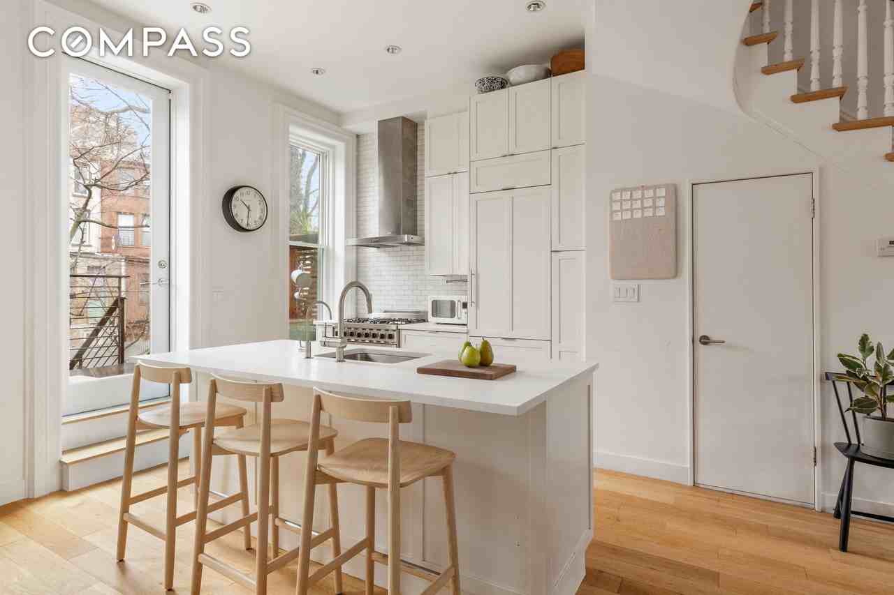 425 10th St #2 - Photo 2 of 13