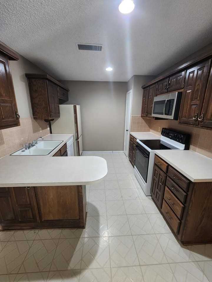 4705 Dentcrest Dr Apt A - Photo 6 of 28