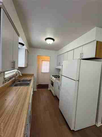 5722 Centralia St - Photo 4 of 15