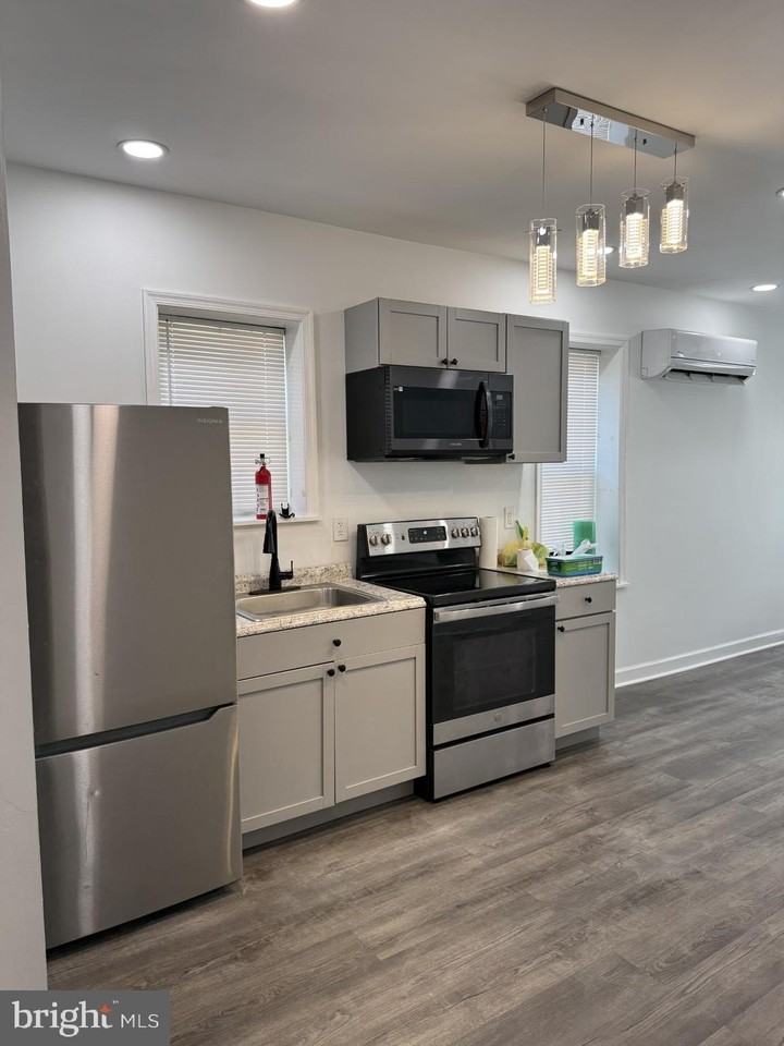 214 W 8th St Unit 1 - Photo 3 of 12