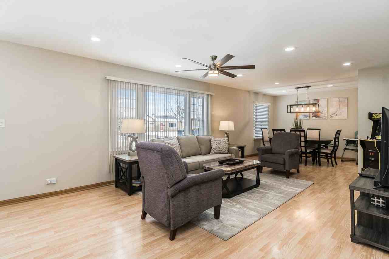 920 Apple St #1285066P - Photo 2 of 19