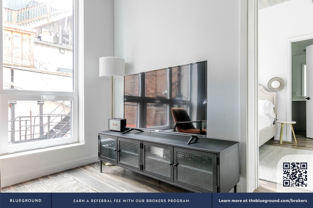 61 West Erie Street - Photo 5 of 25